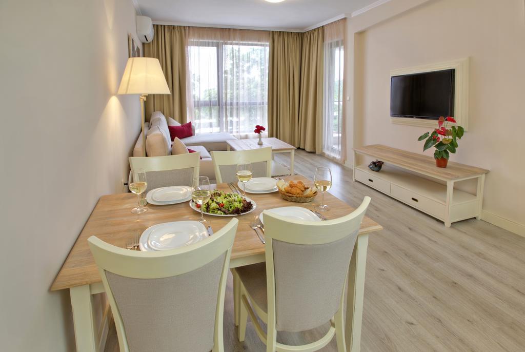 Private Apartments In White Rock Castle Балчик Стая снимка