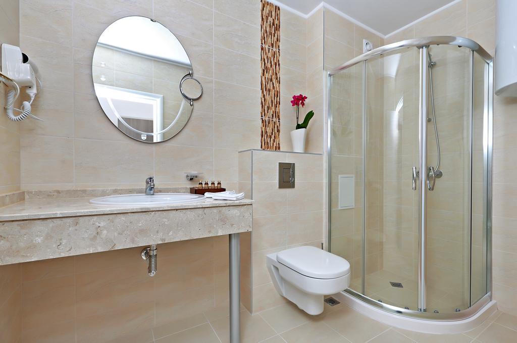 Private Apartments In White Rock Castle Балчик Стая снимка