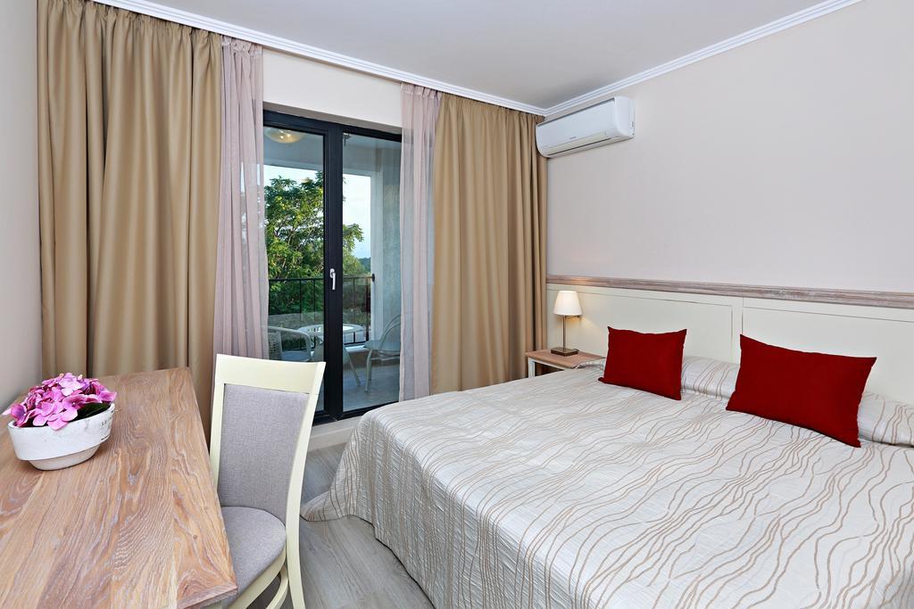 Private Apartments In White Rock Castle Балчик Стая снимка