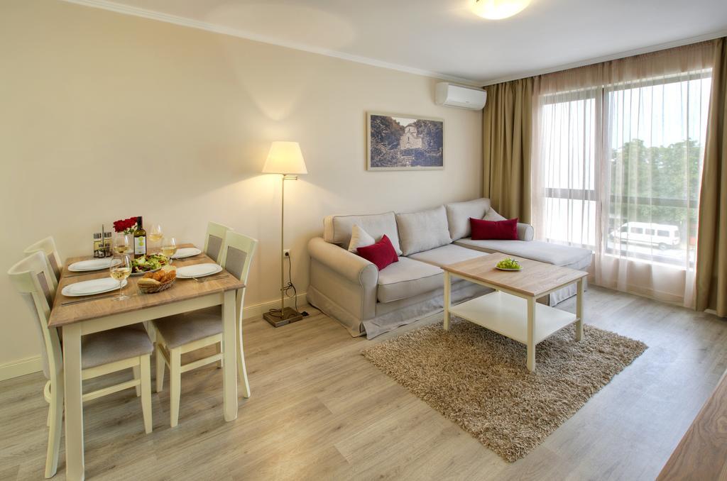 Private Apartments In White Rock Castle Балчик Стая снимка